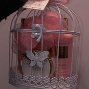 confezione regalo floreale a forma di gabbietta per uccelli.