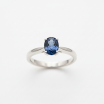 Anello Argento Ametista su sfondo bianco