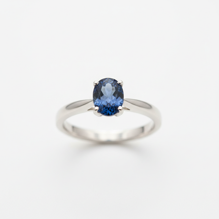 Anello Argento Ametista su sfondo bianco