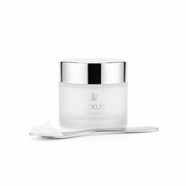 Crema Viso Idratante 24h su sfondo bianco