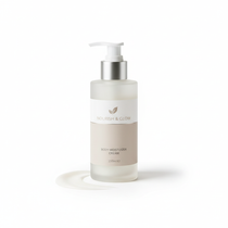 Crema Corpo Karitè su sfondo bianco