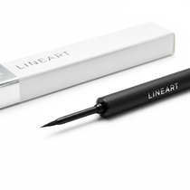 Eyeliner Liquido su sfondo bianco