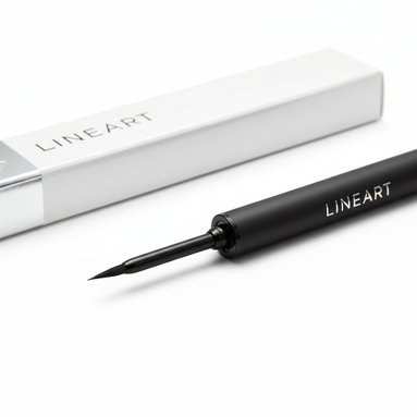 Eyeliner Liquido su sfondo bianco