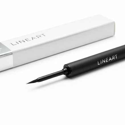 Eyeliner Liquido su sfondo bianco