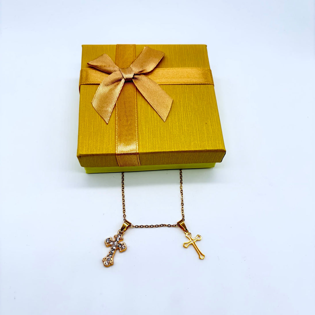 Collana con croce completa di scatola