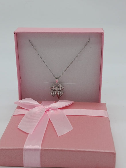 Scatola con collana con quadrifoglio