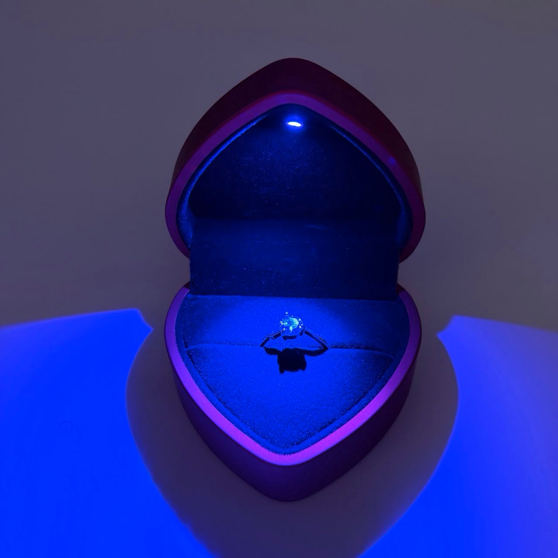 Scatola a forma d cuore con interno in velluto e completa di anello