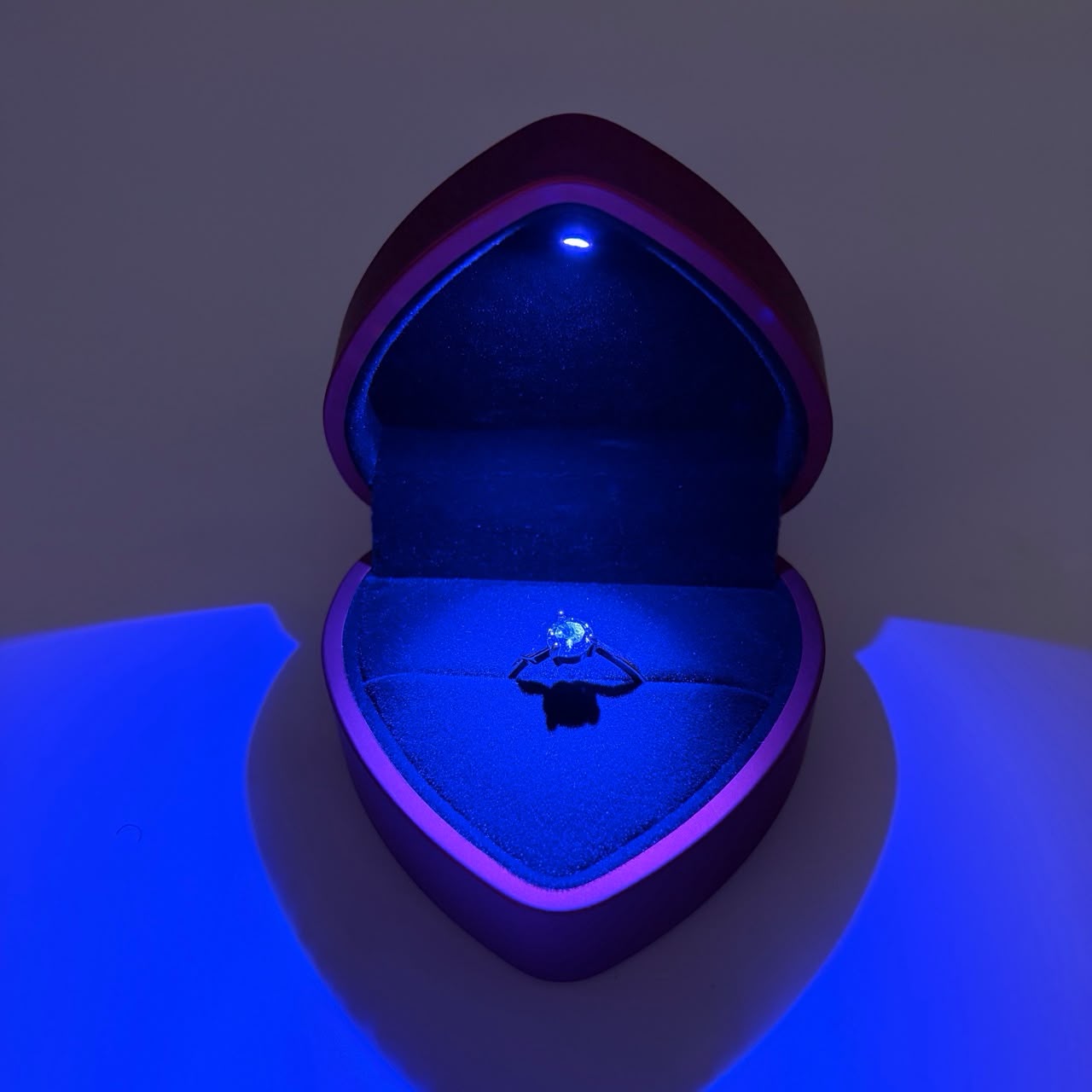 Scatola a forma d cuore con interno in velluto e completa di anello