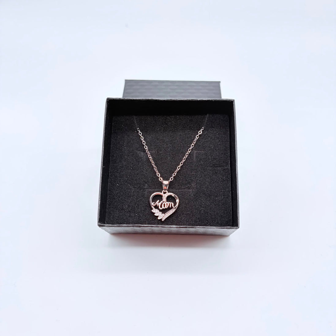 Collana a forma s cuore  completa di scatola