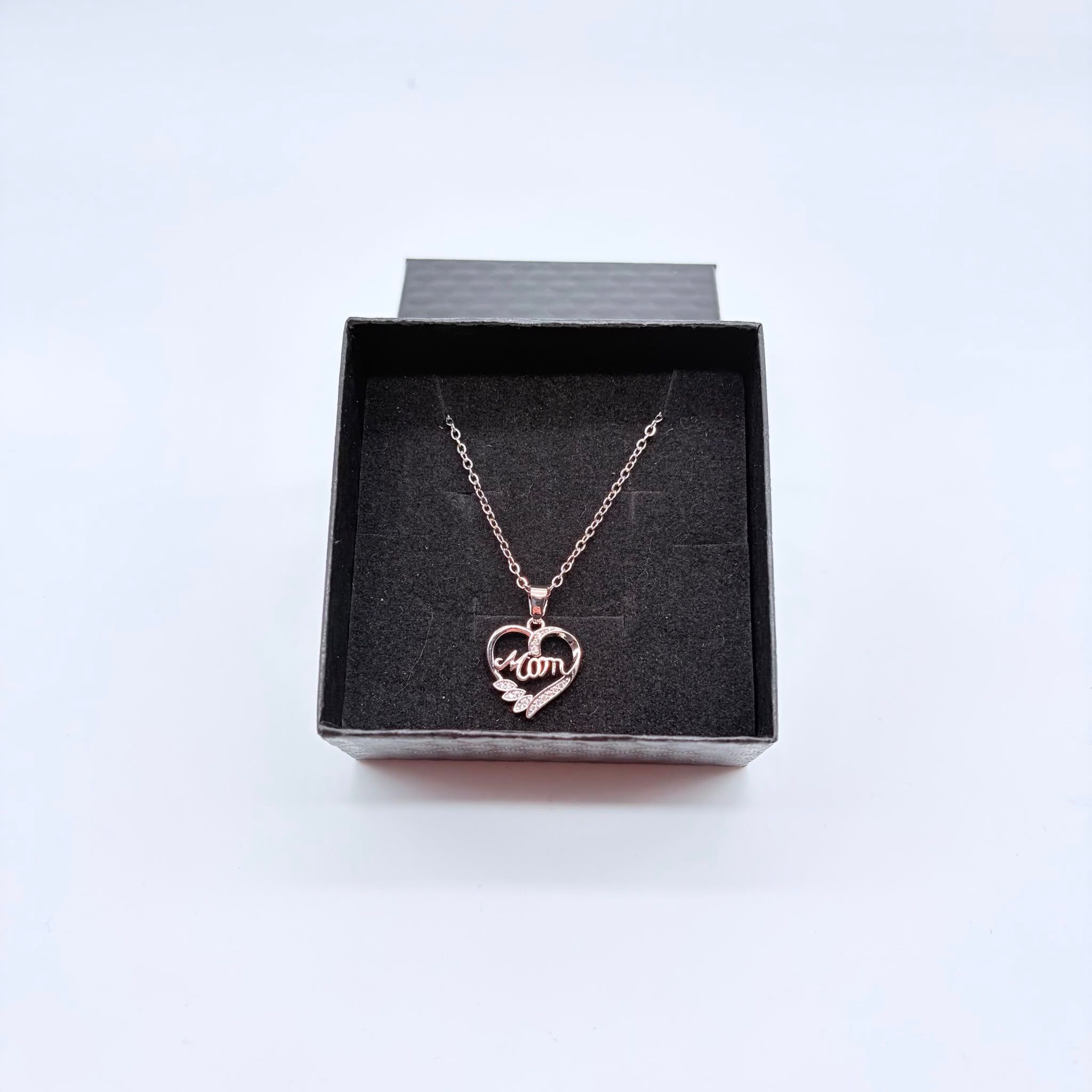 Collana a forma s cuore  completa di scatola