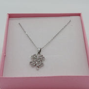 Scatola con collana con quadrifoglio