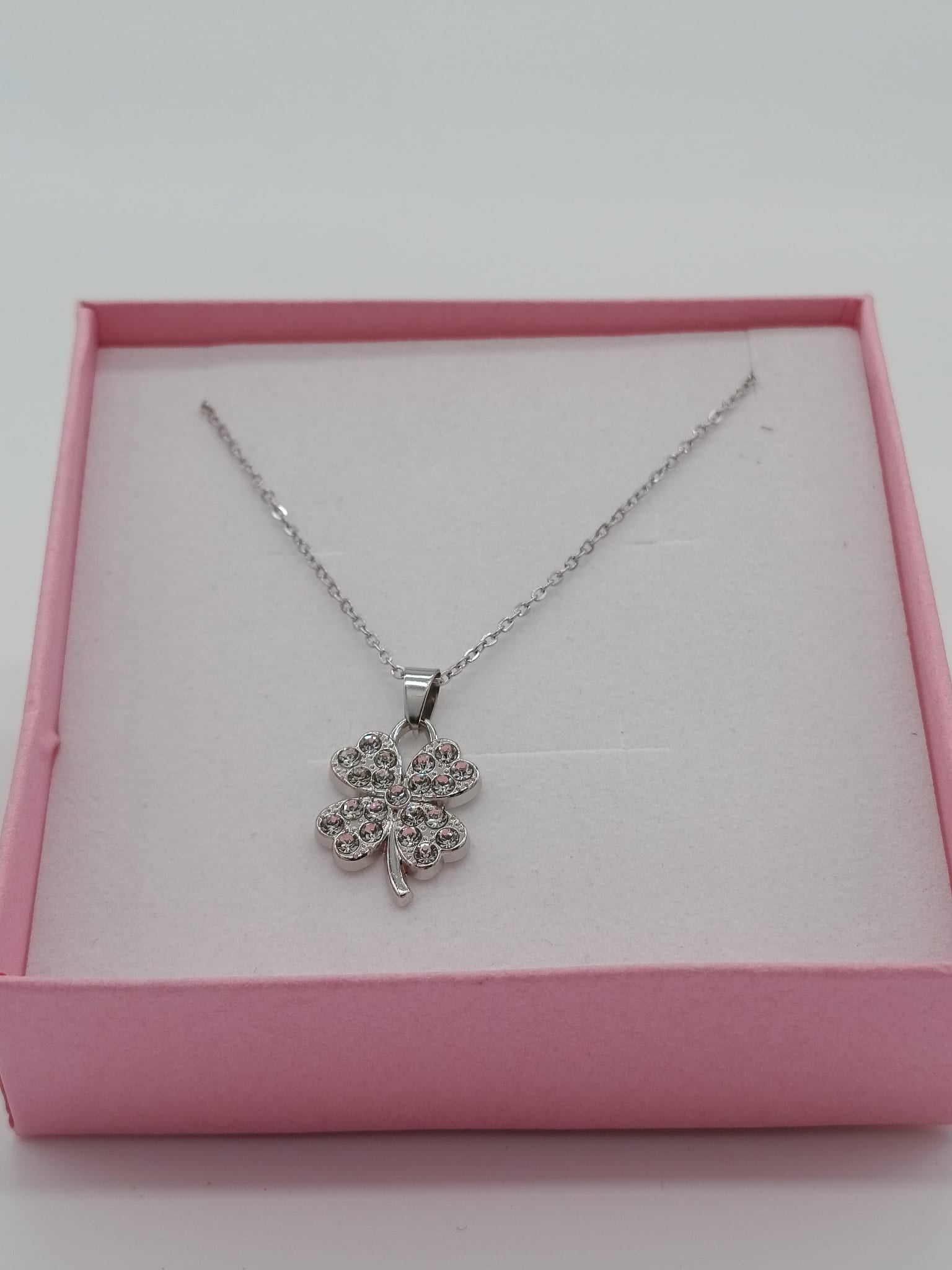 Scatola con collana con quadrifoglio