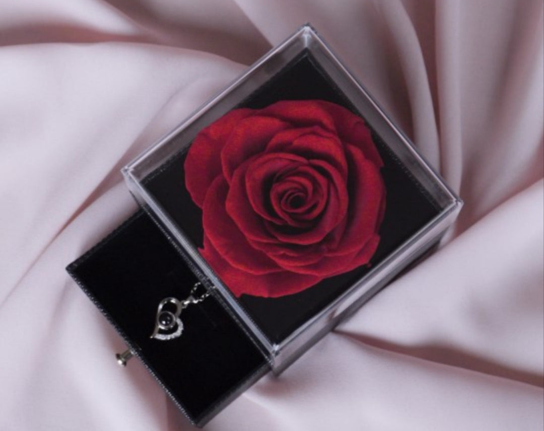 cofanetto regalo con rosa stabilizzata e collana