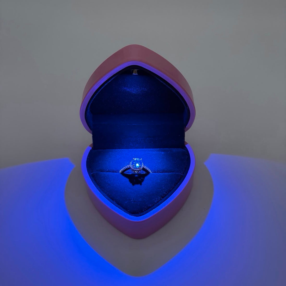 Scatola a forma d cuore con interno in velluto e completa di anello