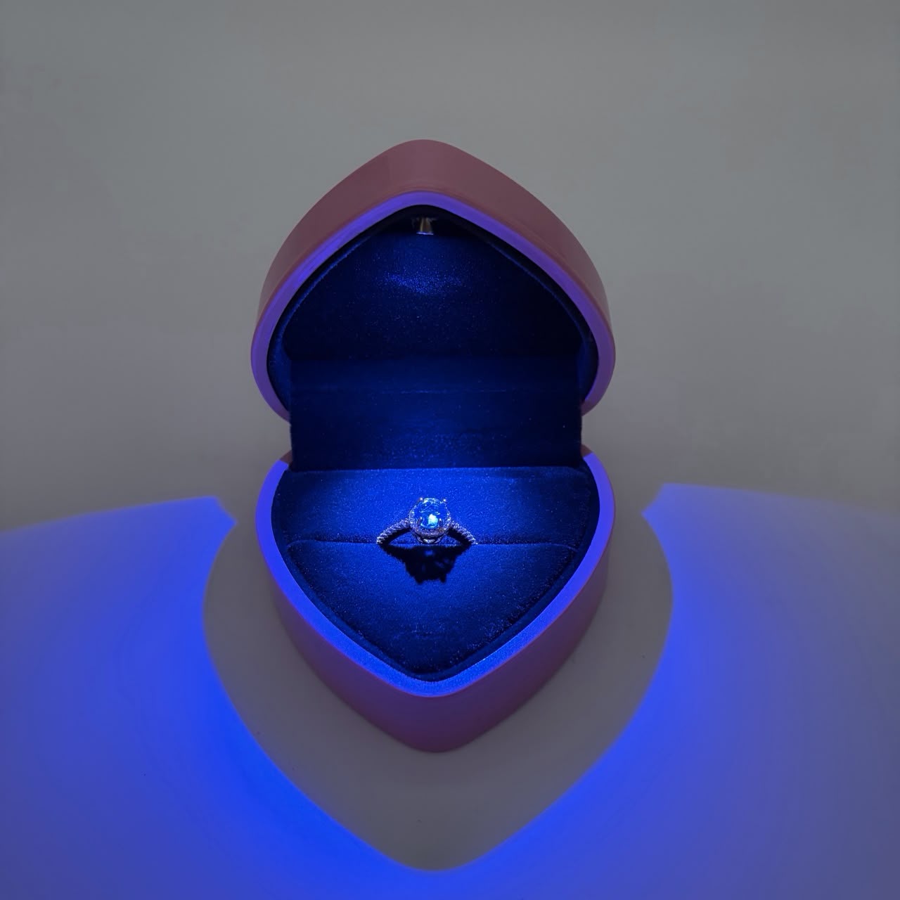 Scatola a forma d cuore con interno in velluto e completa di anello