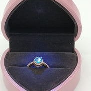Scatola forma di cuore completo di anello