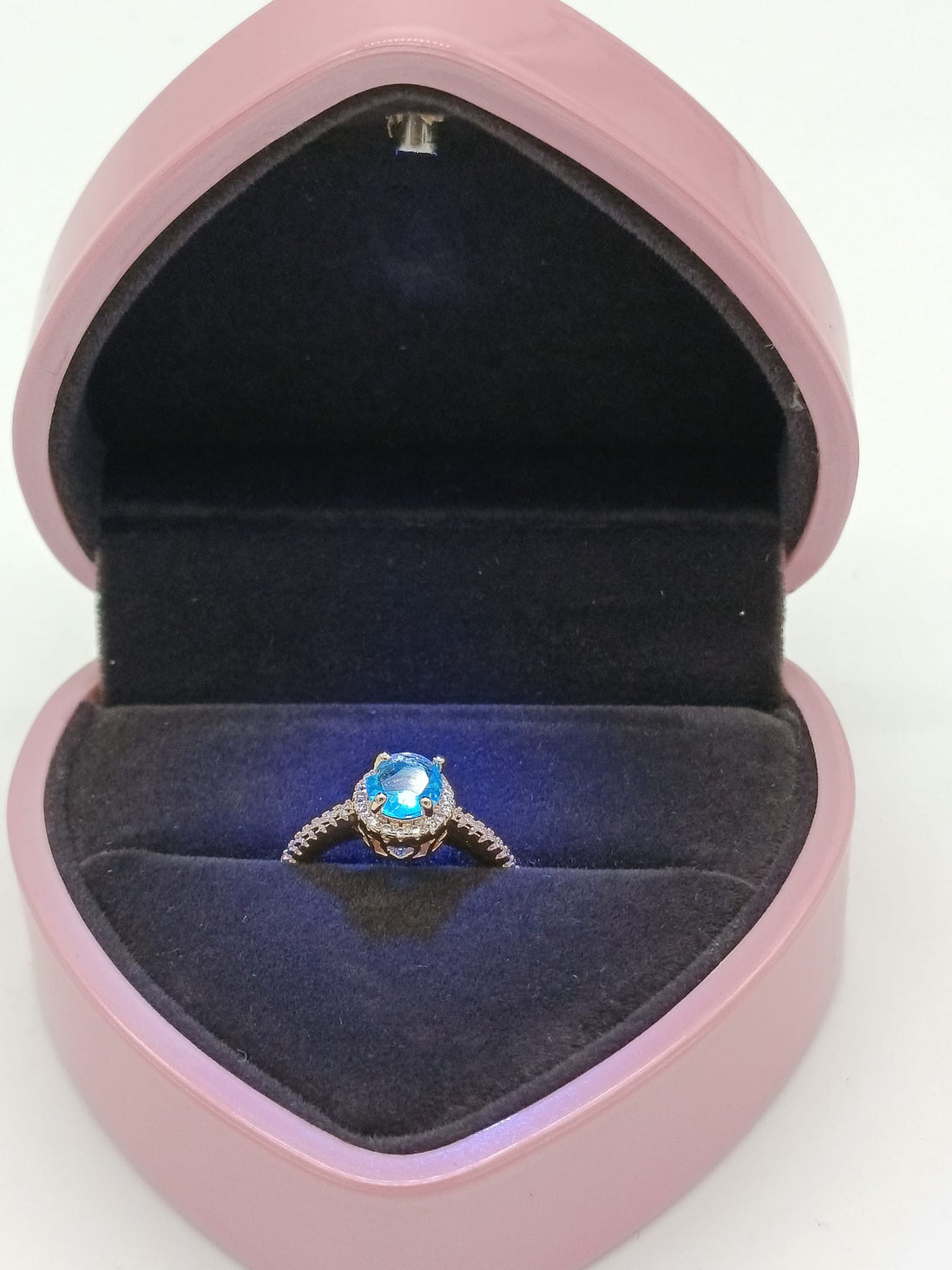 Scatola forma di cuore completo di anello