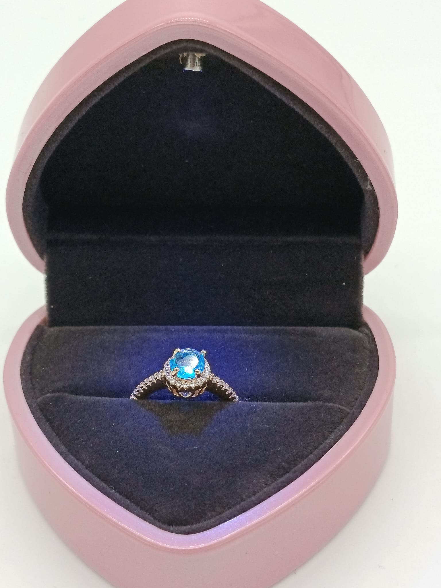 Scatola forma di cuore completo di anello