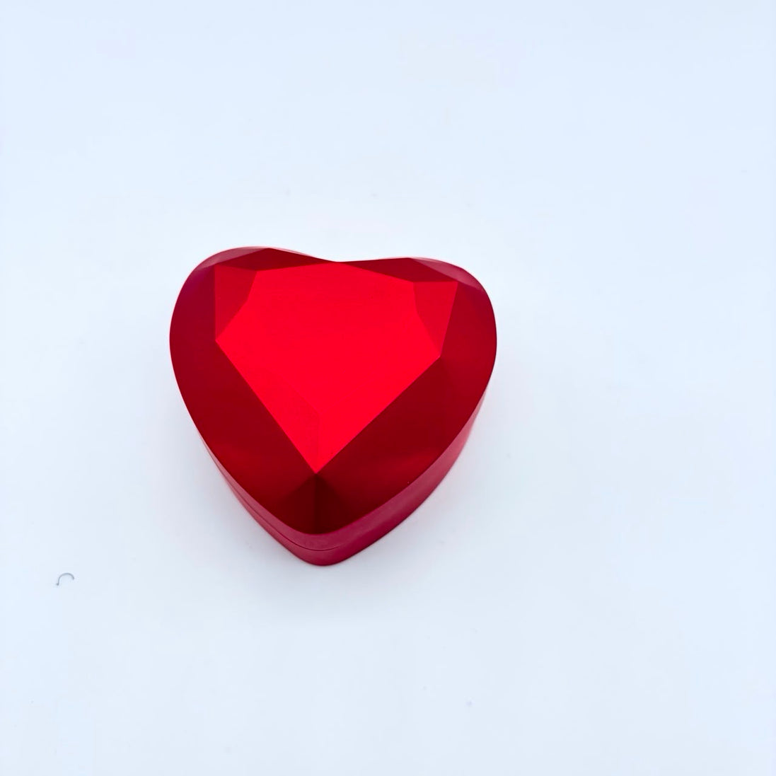 Scatola a forma d cuore con interno in velluto e completa di anello