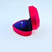 Scatola a forma d cuore con interno in velluto e completa di anello