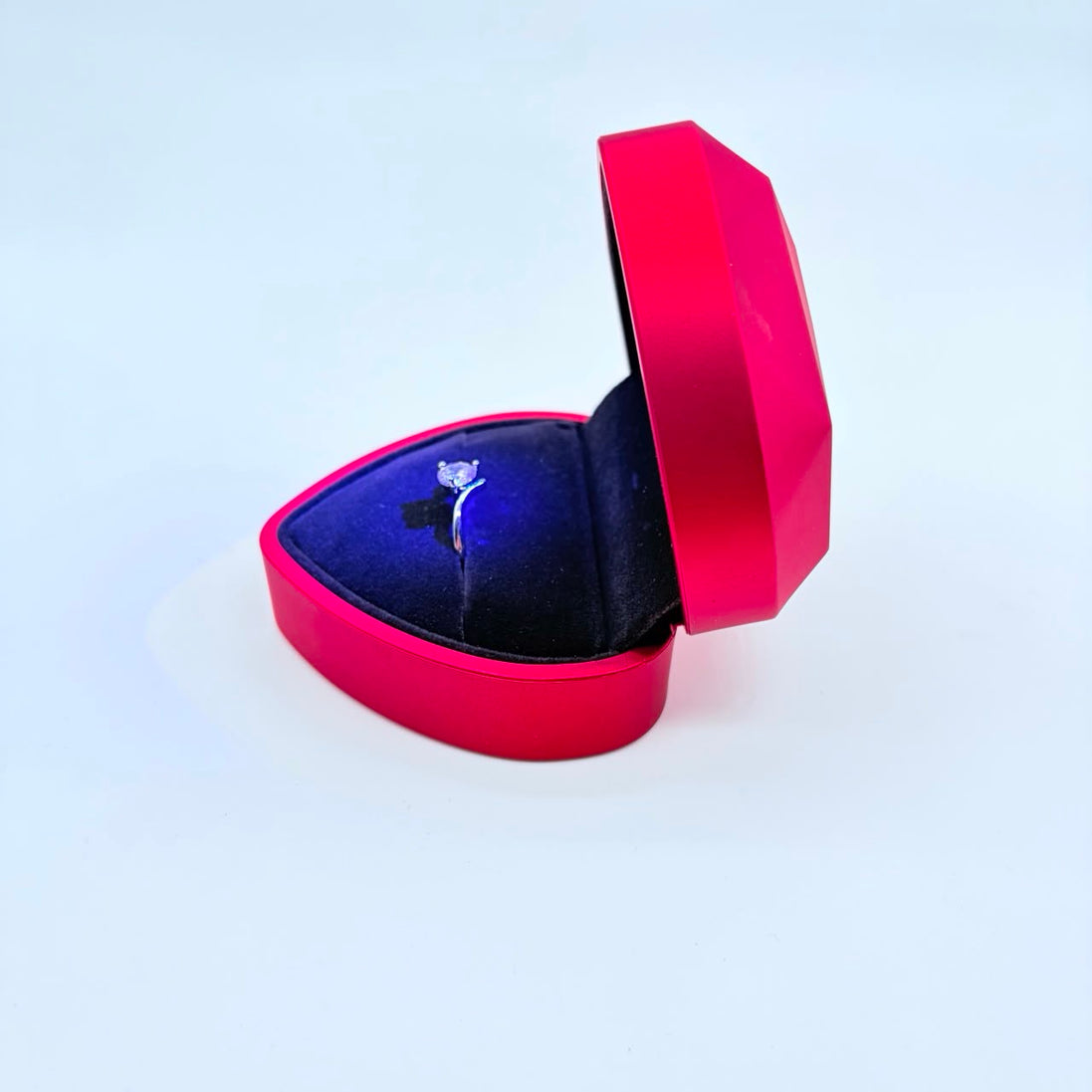 Scatola a forma d cuore con interno in velluto e completa di anello
