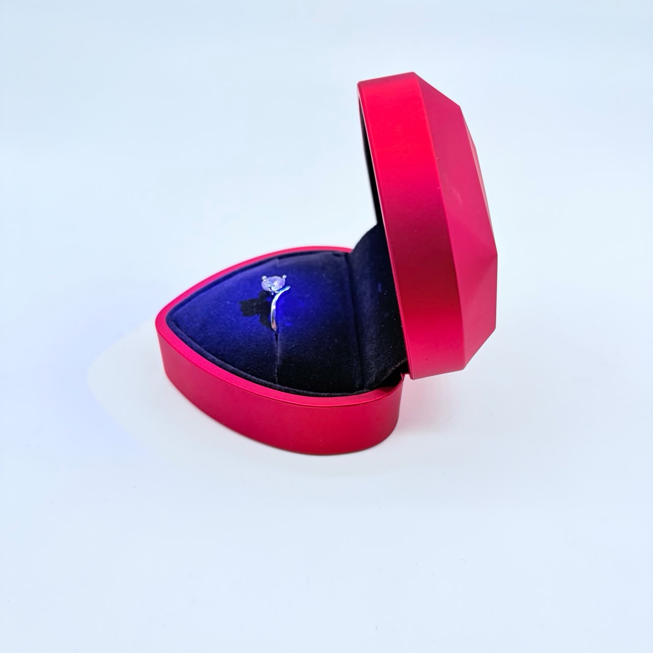 Scatola a forma d cuore con interno in velluto e completa di anello