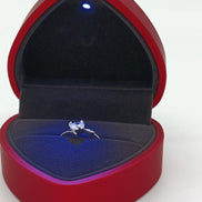 Scatola a forma d cuore con interno in velluto e completa di anello