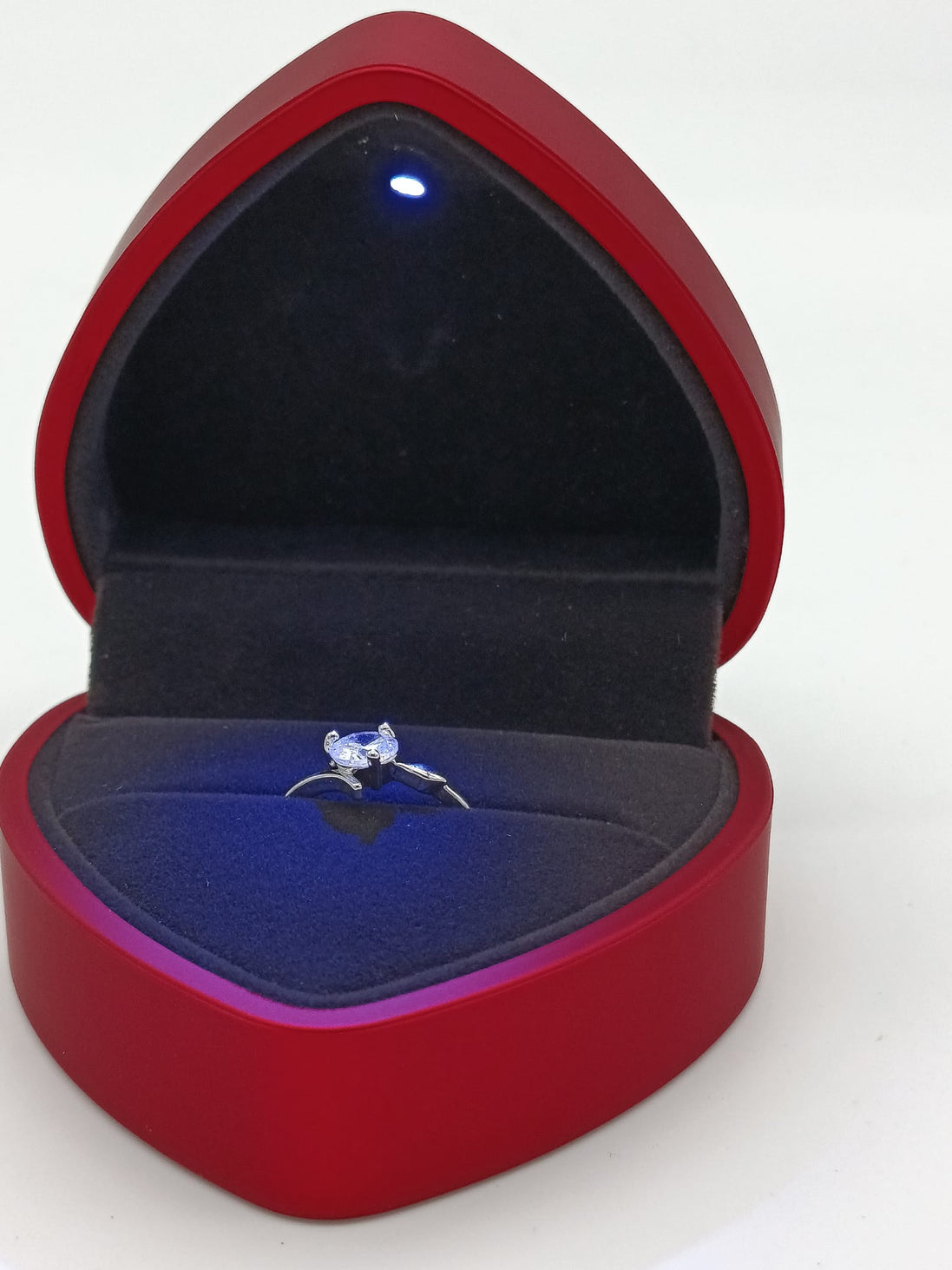 Scatola a forma d cuore con interno in velluto e completa di anello